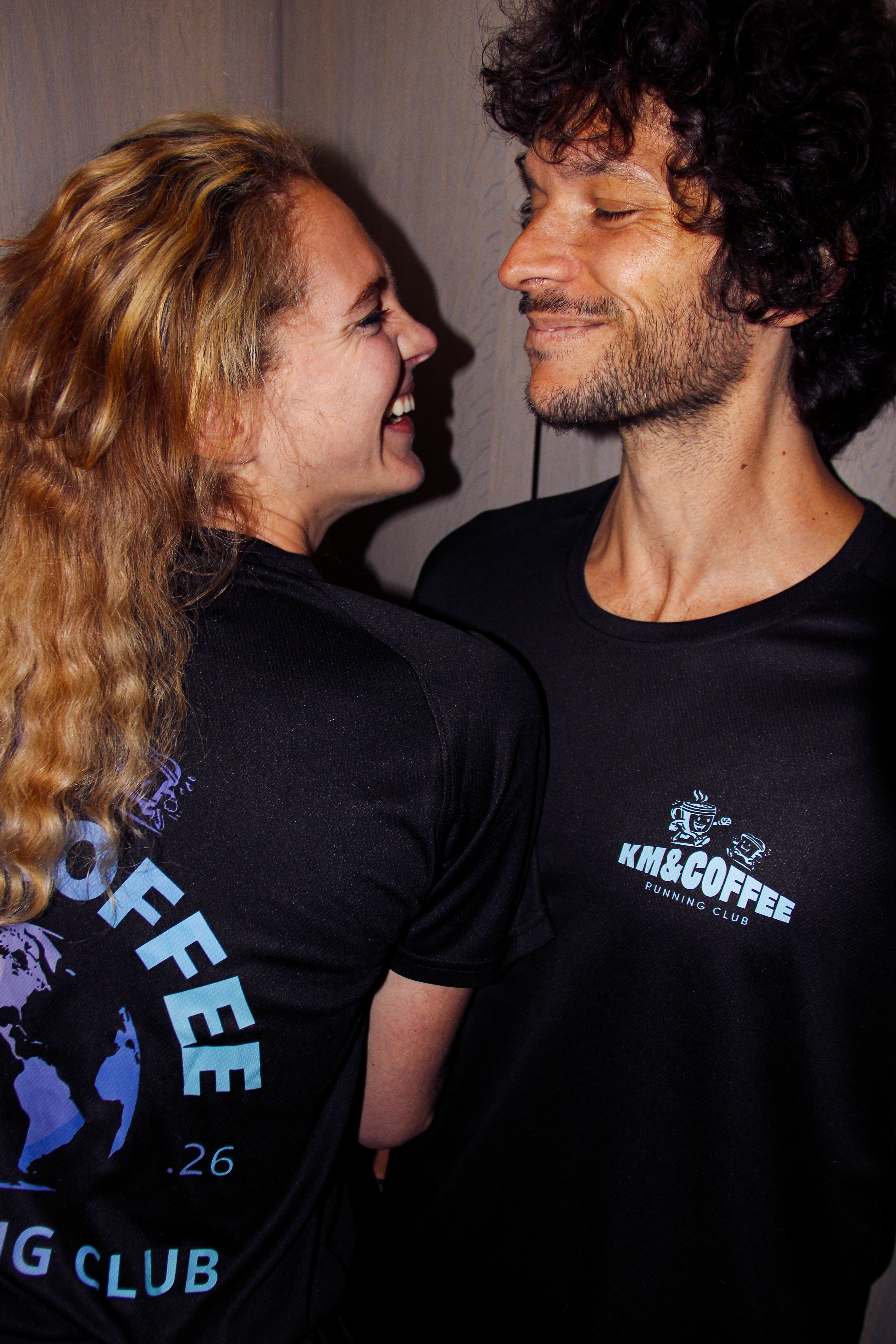 Deux runners en t-shirts techniques noirs KM&COFFEE, devant et dos